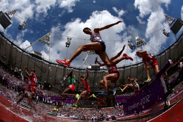 Các VĐV đang tranh tài ở nội dung chạy 3000m của nam tại SVĐ Olympic năm 2012.